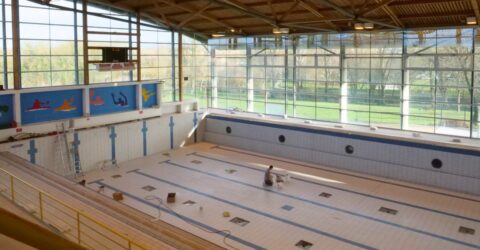 Arrêt technique Centre Aquatique. Bassin vidé et un agent technique le nettoie